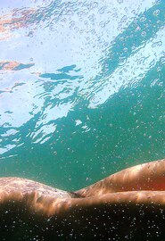 Jonge Sharon E naakt in het zwembad