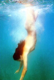 Jonge Sharon E naakt in het zwembad