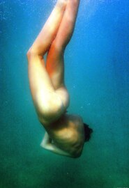 Jonge Sharon E naakt in het zwembad