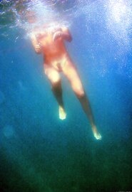 Jonge Sharon E naakt in het zwembad