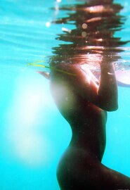 Jonge Sharon E naakt in het zwembad