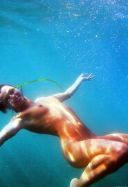 Jonge Sharon E naakt in het zwembad