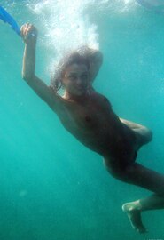 Jonge Sharon E naakt in het zwembad