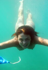 Jonge Sharon E naakt in het zwembad