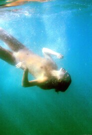 Jonge Sharon E naakt in het zwembad