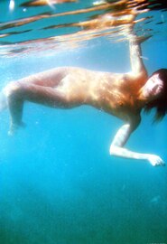 Jonge Sharon E naakt in het zwembad