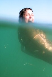 Jonge Sharon E naakt in het zwembad