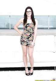 Tjej med glasögon blir naken, vilken kropp hon har