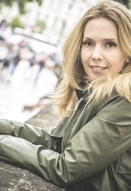 Madura sexy en lencería follando con un joven