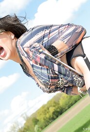 La mature Amanda Moreno montre son cul au milieu du terrain