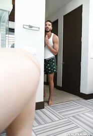 Mijn vieze neef zag mij naakt onder de douche staan