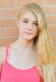 È tremendo ciò che pende tra le gambe di questa giovane donna