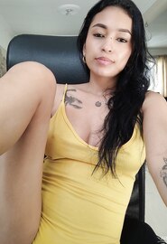 Tatuerade colombianska visar oss hennes fitta och bröst