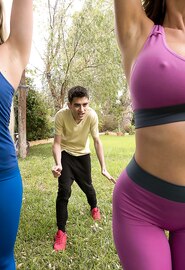 Yoga doen in een openbaar park... en neuken!