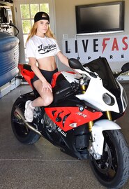 Hannah Hawthorne è una ragazza molto atletica, con un corpo piccolo.