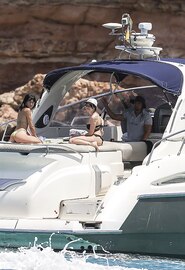 La cantante española Aitana guapisima en bikini