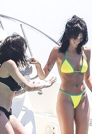 La cantante española Aitana guapisima en bikini