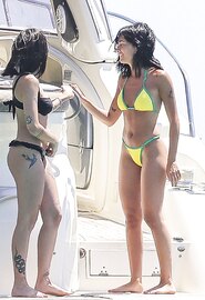 La cantante española Aitana guapisima en bikini