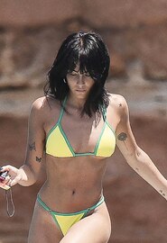 La cantante española Aitana guapisima en bikini