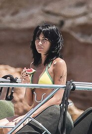 La cantante española Aitana guapisima en bikini