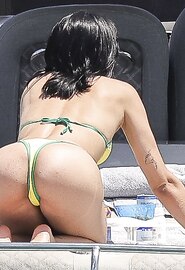 La cantante española Aitana guapisima en bikini