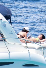 De geweldige kont van de Spaanse zangeres Aitana op handen en voeten