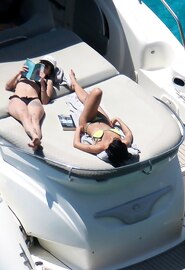 De geweldige kont van de Spaanse zangeres Aitana op handen en voeten