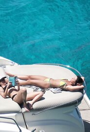 De geweldige kont van de Spaanse zangeres Aitana op handen en voeten