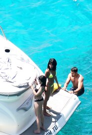 De geweldige kont van de Spaanse zangeres Aitana op handen en voeten