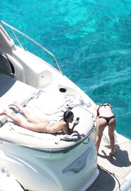 De geweldige kont van de Spaanse zangeres Aitana op handen en voeten