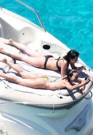 De geweldige kont van de Spaanse zangeres Aitana op handen en voeten