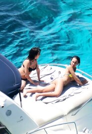 De geweldige kont van de Spaanse zangeres Aitana op handen en voeten