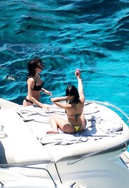 De geweldige kont van de Spaanse zangeres Aitana op handen en voeten