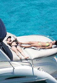 De geweldige kont van de Spaanse zangeres Aitana op handen en voeten