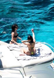 De geweldige kont van de Spaanse zangeres Aitana op handen en voeten