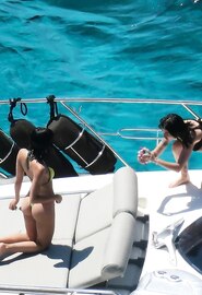 De geweldige kont van de Spaanse zangeres Aitana op handen en voeten