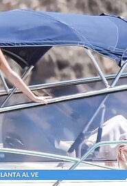 De geweldige kont van de Spaanse zangeres Aitana op handen en voeten