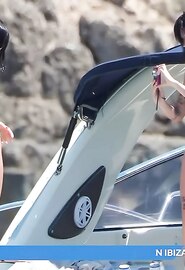 De geweldige kont van de Spaanse zangeres Aitana op handen en voeten