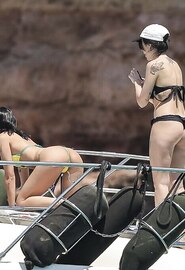 De geweldige kont van de Spaanse zangeres Aitana op handen en voeten