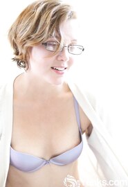 Une femme au foyer australienne timide se déshabille devant la caméra