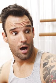 De yogaleraar heeft seks met twee van zijn studenten