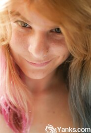 De dikke en uitstekende tepels van de Australische Ophelia Rose