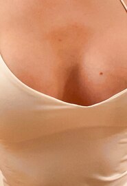 Femme amateur avec une paire de très gros seins