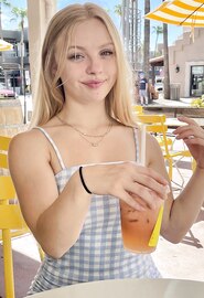 Mi hermana os enseña lo que tiene entre las piernas