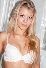 Une femme russe aux yeux bleus nous laisse voir le string qu'elle porte