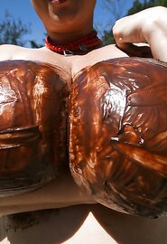 Le tette della mamma sono gigantesche e lei è felice di mostrargliele