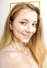 Enges blaues Kleid und weder Höschen noch Tanga, was für ein Arsch!!