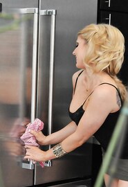 Moeder stoft een te korte rok af