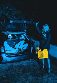 Tupparna på två unga män för den spanska MILF:n Bridgette B