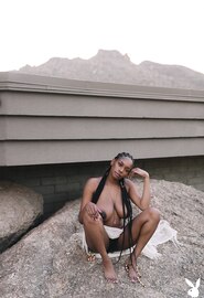 Corps énorme de ce modèle Playboy noir !!